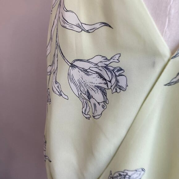 Banana Republic V-Neck Peplum Career Blouse in a Creamy Floral Yellow Sz XL - Picture 12 of 12